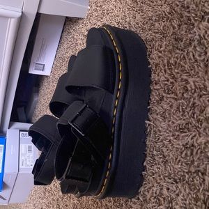 Dr. Martens Voss Quad Leather Strap Platform Sandal. Black.